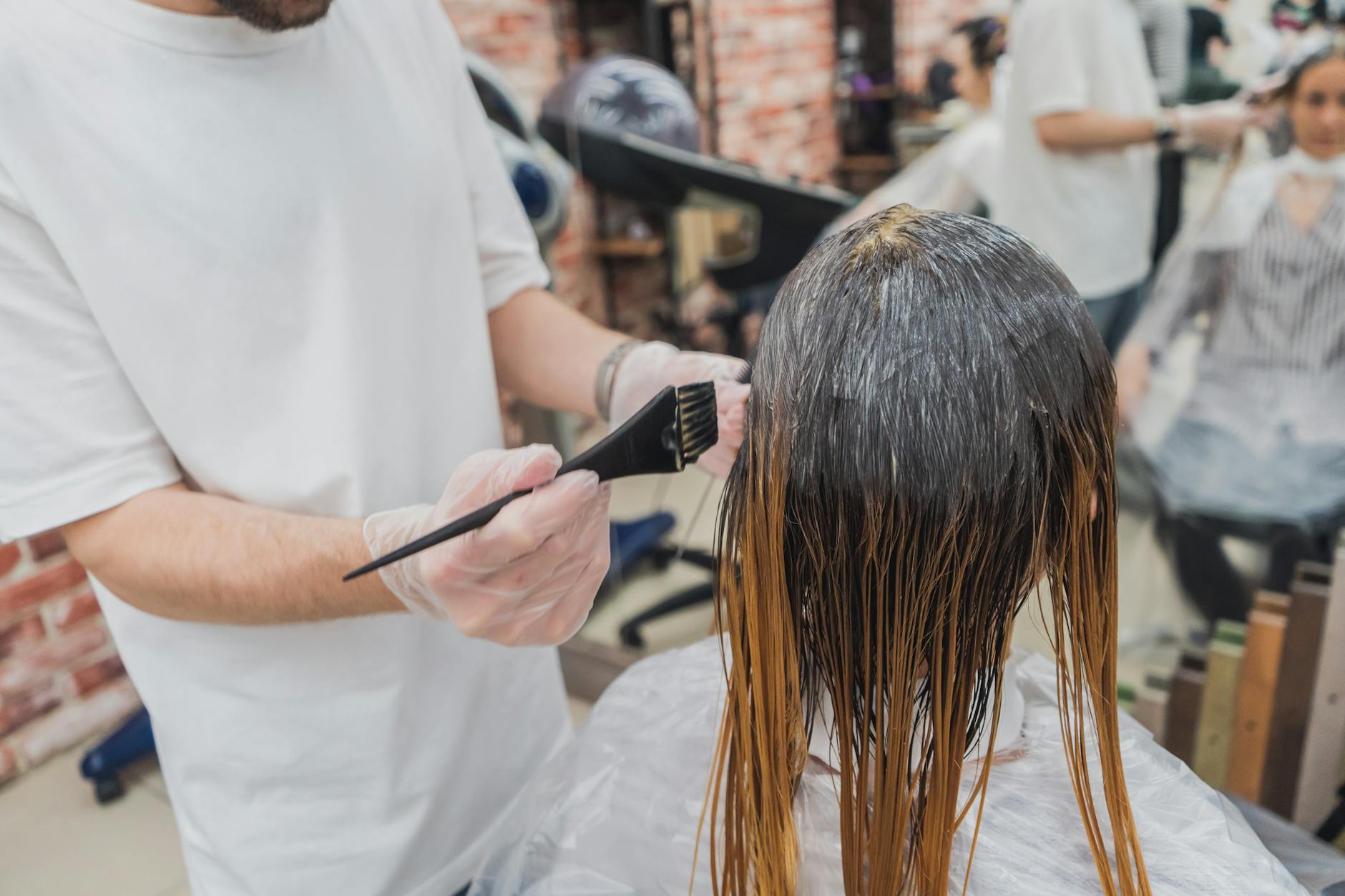 Professionelle Balayage-Technik beim Auftragen der Farbe